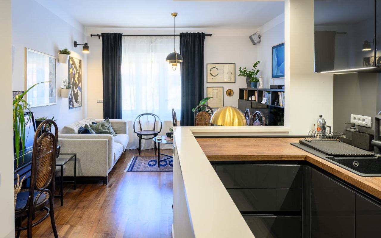 Designer Two-Bedroom Apartment Split Exterior photo